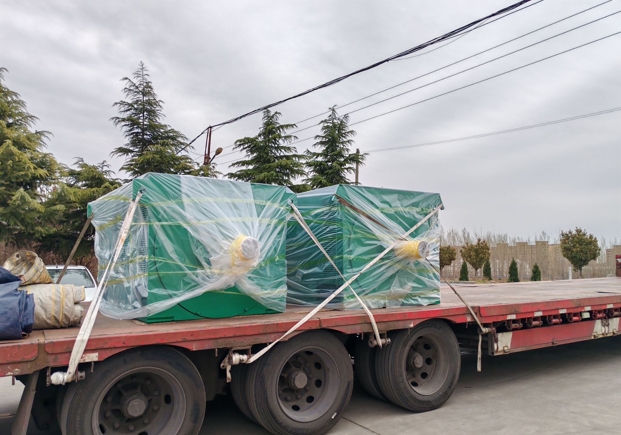 2台630kw/10kv高压电机发往港口，准备出口